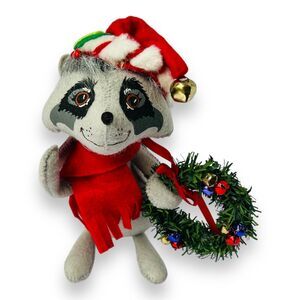New Old Stock Annalee 2009 Gray Christmas Raccoon W/Wreath Exclusive Design 7”